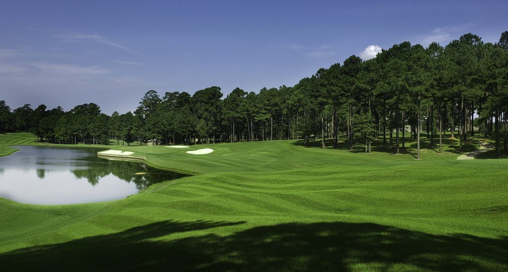 Mystic Creek Golf Hole with lake on side